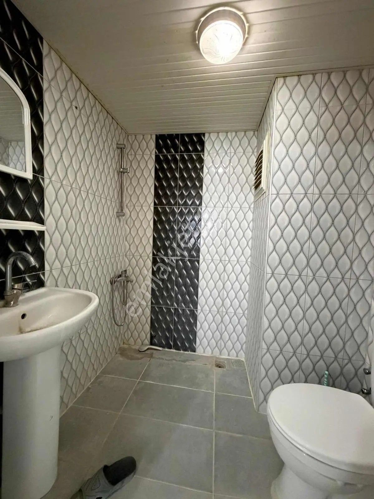 İnal Emlak'tan Emekte Kiralık Balkonlu 1+1 Daire
